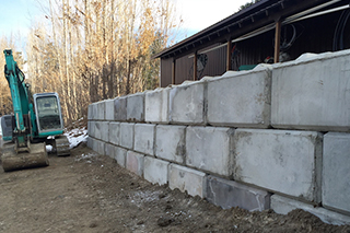 Highway block retaining wall building